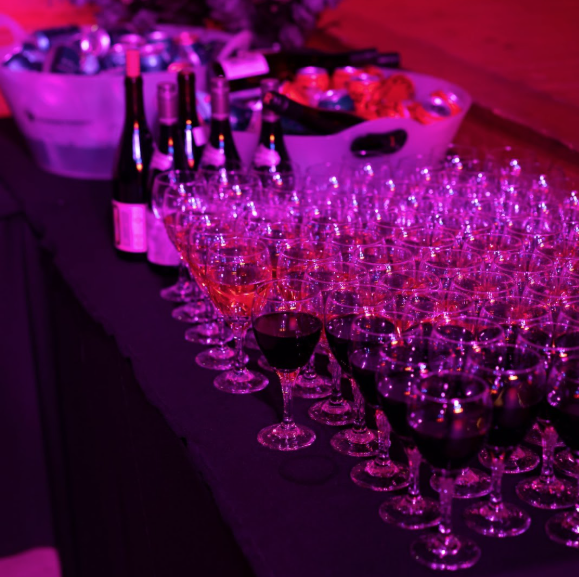 Tapahtumateollisuus ry on lausunut anniskelulupien hintoihin liittyen