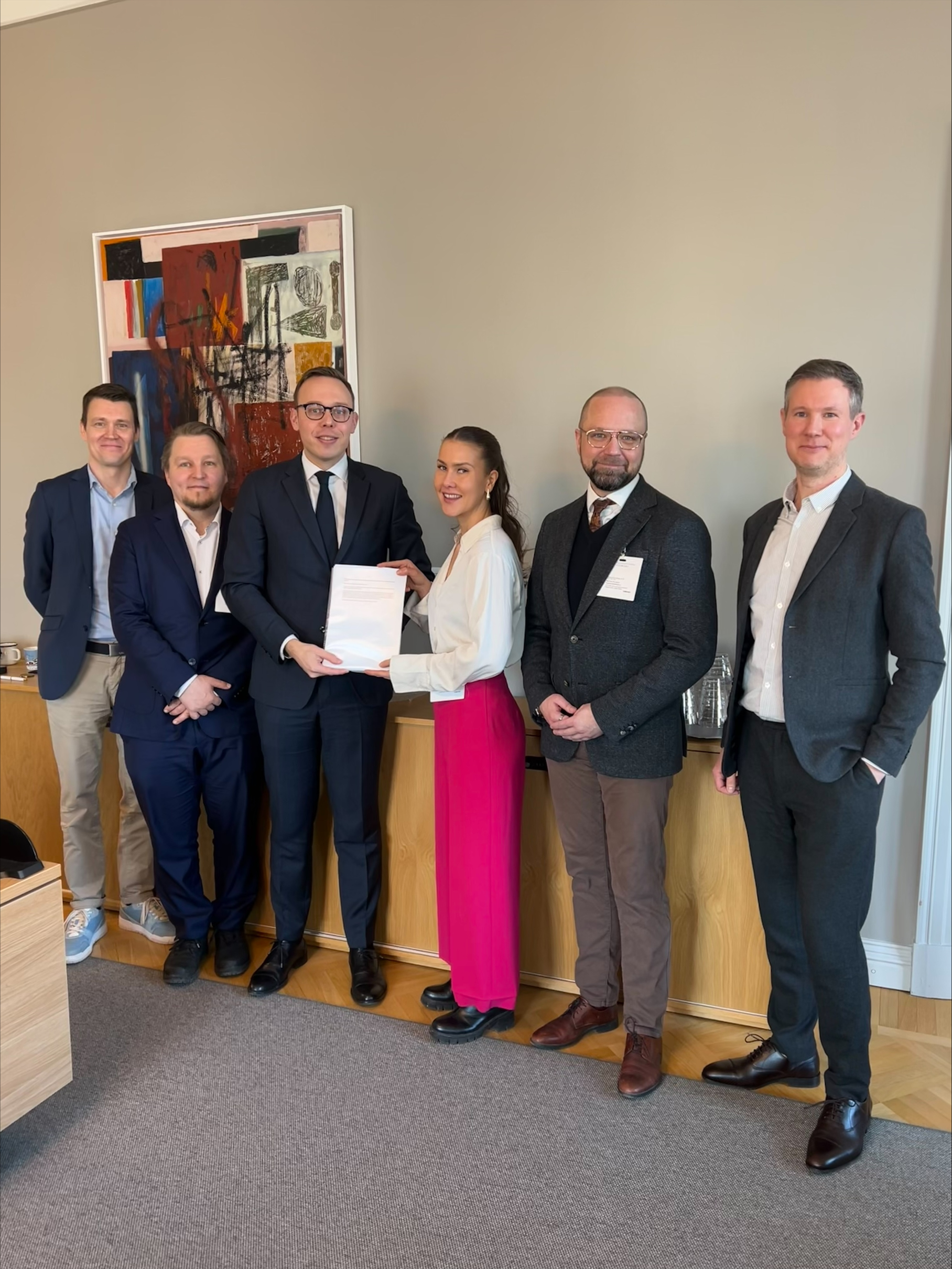 Tapahtuma-ala ansaitsee toimivaa sääntelyä - Tapahtumateollisuuden aloite laiksi ammattimaisesta tapahtumajärjestämisestä luovutettiin työ- ja elinkeinoministeriölle